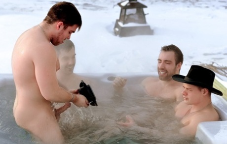 O gostoso canadense Liam Haris e seus três amigos se esbaldam depois de um jacuzzi quente