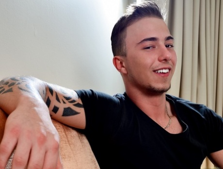 Den tatoverede bøsse Jacob Massarelli viser sin atletiske nøgne krop og sin store pik frem
