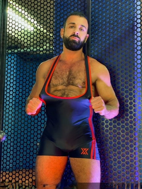 Muskulösa gay Manuel Skye har hardcore analsex med en stor rumpa