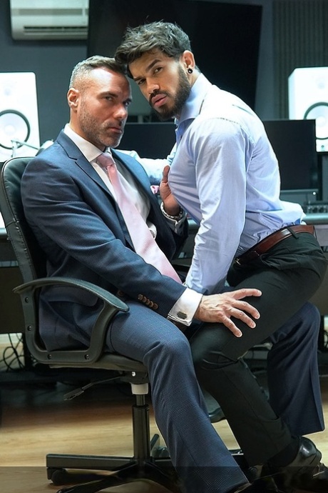 Os gays musculados Pietro Duarte e Manuel Skye fazem sexo anal à canzana