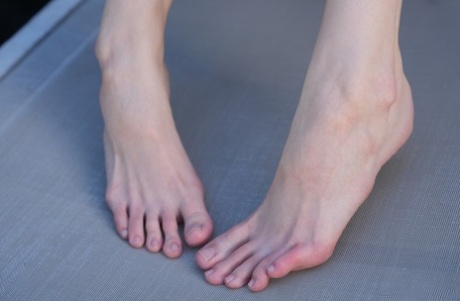 A loira magricela Amber Moore tem os seus pés quentes fodidos e pulverizados com esperma