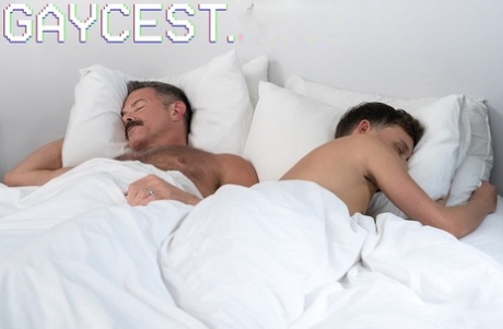 Liderlig tøsedreng kysser sin behårede stedfar og rider hans fede stådreng på en seng