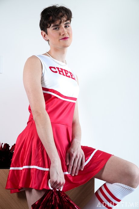 Trans cheerleader Cole länk har hardcore analsex med en svart stud