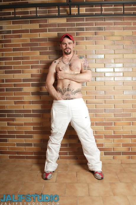 O jogador de futebol gay com tatuagens Mario Domenech despe-se e brinca com a sua pila peluda