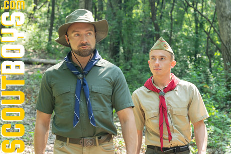 Der reife Pfadfinderführer Banner und der junge Pfadfinder Zack posieren in ihren sexy Uniformen