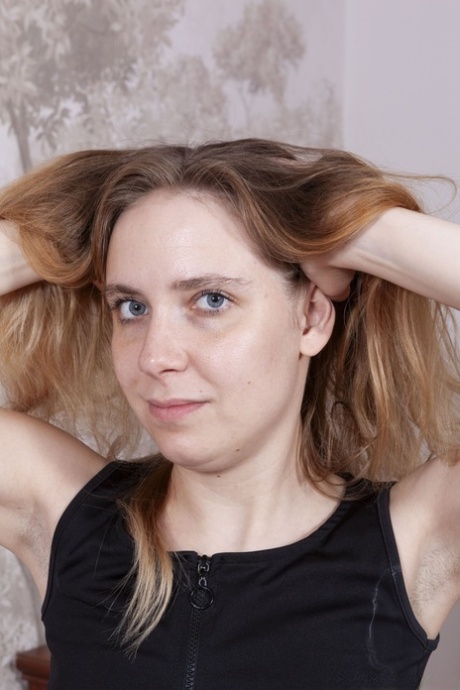 Kinky amatør Isabel Stern flaunts hendes krop og rører hendes hårede fisse