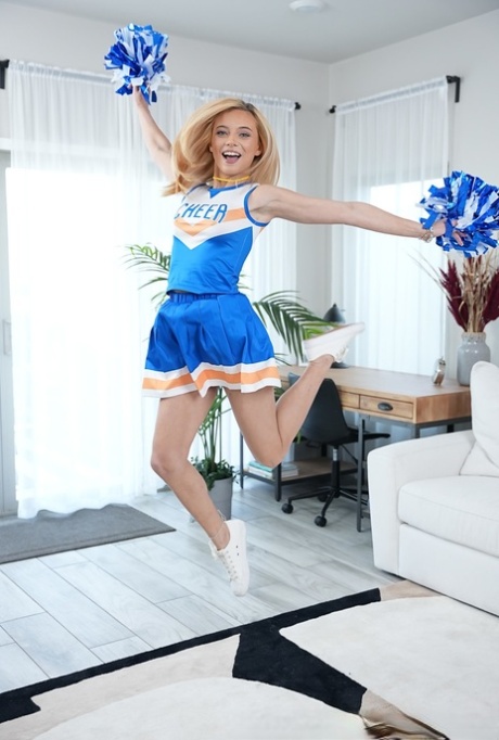 Blonde cheerleader Jojo Austin wordt hardcore in haar muff geneukt & gecreamd