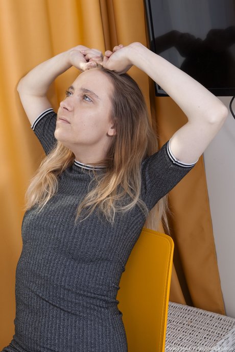 Сексуальная блондинка-любительница Изабель Стерн раздевается и пальцами перебирает свою волосатую пизду