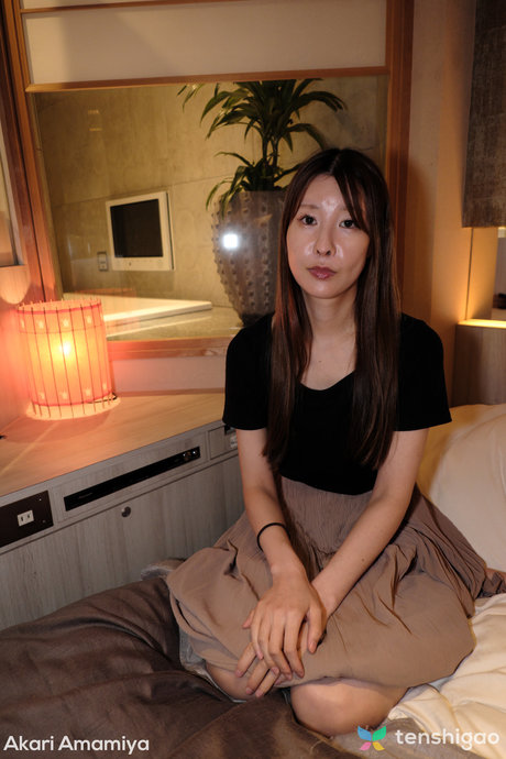 Geiles japanisches Teenie Akari Amamiya masturbiert vor POV-Sex