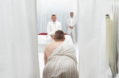 Twink Shepard wordt geroosterd door meesters Figata & Weston in een homo 3-some