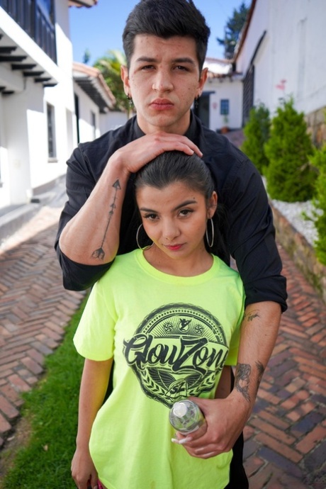 Den lille latinamerikanske tenåringen Lola Canales blir tatt i hestehalen og knullet i doggystyle.