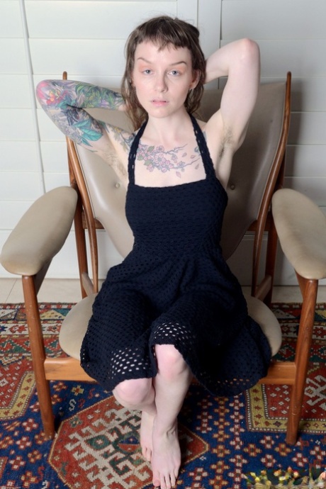 Brunette amateur met tattoos Finch Linden pronkt met haar harige gaatje