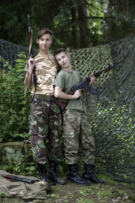 Kleine militaire homojongens Johnathan Strake & Johny Cherry neuken op de uitkijk