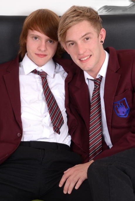 Los colegiales gays Jaxon Radoc y Lewis Taylor tienen sexo anal duro