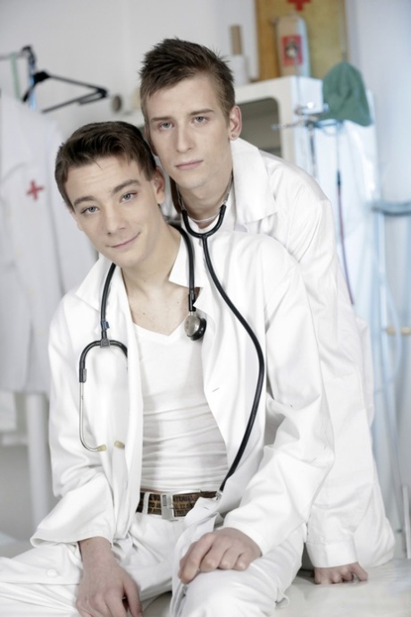 年轻的同性恋医生乍得约翰斯通&汤姆Nutt条和有性别在工作
