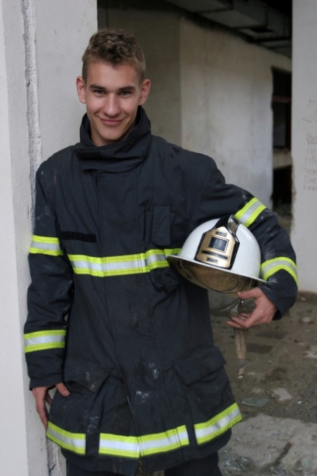 Les pompiers gays Cameron Jackson et Johny Malcom perdent leurs uniformes et baisent