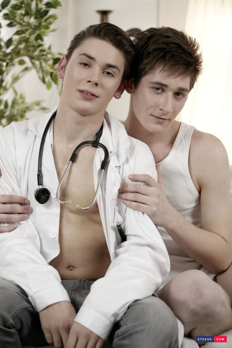 Os jovens médicos Enzo Sky e Zach Hansen envolvem-se numa ação escaldante de sexo anal gay