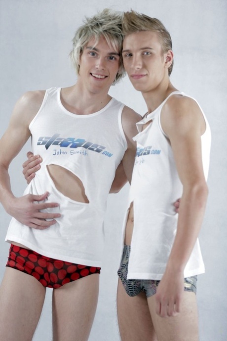 Blond twinks Mike James en Sven Laarson proeven elkaars lul voor seks