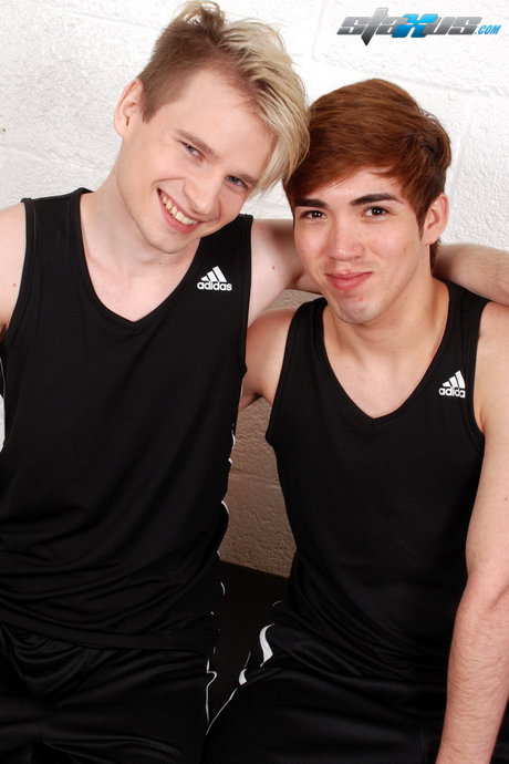 Twinks Kamyk Walker y Alexis Alday tienen sexo anal hardcore en el baño