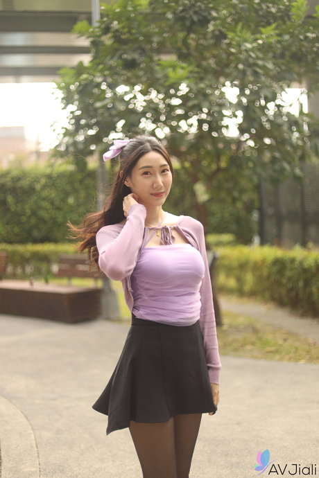 Asiatisches Babe posiert in einem normalen Outfit vor dem Reiten eines Schwanzes in heißen Dessous