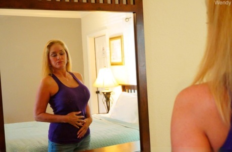 Sexy amateur MILF Wendy va en topless en el espejo y se burla de sus grandes tetas