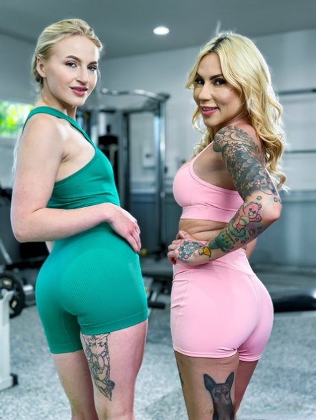 Sage Rabbit og hendes stedmor Mayara Lopes deler en træners pik i et fitnesscenter 3some