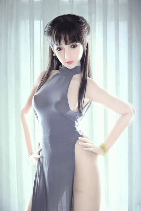 Boneca sexual asiática sexy tira o vestido e exibe o seu belo corpo