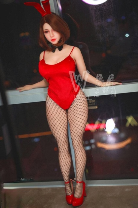 Une poupée asiatique sexy avec des oreilles de lapin enlève son costume et montre ses gros seins.