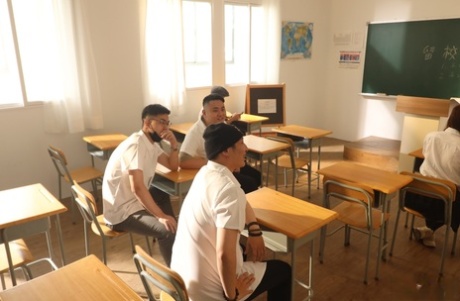 Asian uczennica Li Zhiyan dostaje a dokładny dicking po dając głowa w klasa