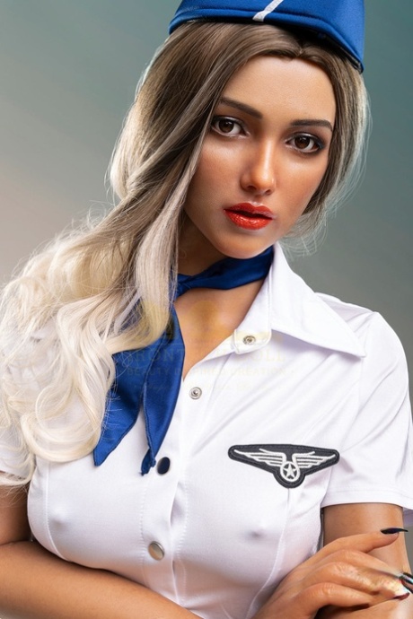Sexuální panenka letuška Salome svléká svou sexy uniformu a ukazuje prsa