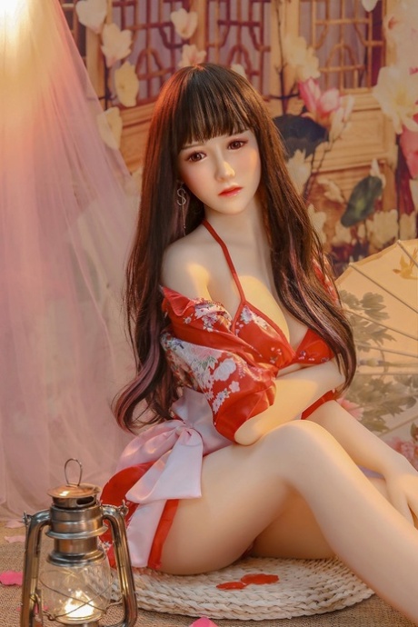 Mature sex doll Huan remsor traditionella asiatiska outfit & poserar naken