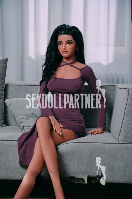 Raven-haired sex doll Alisa odhaluje svá prsa a muff při chlazení na pohovce