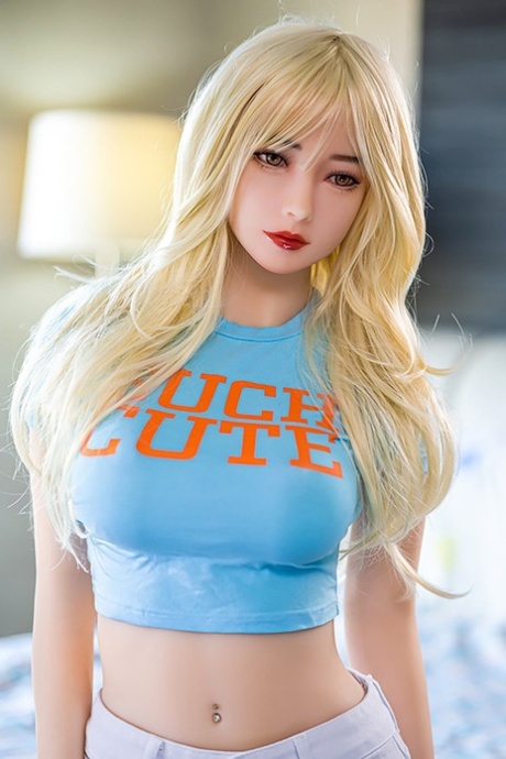 Adorable blonde Sexpuppe Alice zeigt ihre großen Titten und festen Hintern