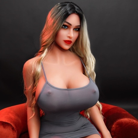 Sensacional muñeca sexual Aubree se desnuda y muestra sus enormes tetas con pezones calientes