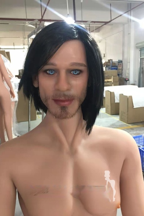 Nádherná mužská sexuální panenka Jonathan pózuje s nahým zadkem a ve svém žhavém oblečení