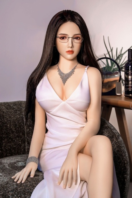 La sex doll matura con occhiali Daria si toglie il vestito elegante e posa nuda