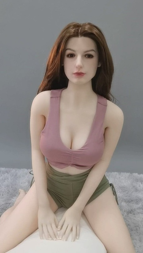 La bambola del sesso dai capelli lunghi Addison si spoglia del top e dei pantaloncini e mostra il suo corpo sexy