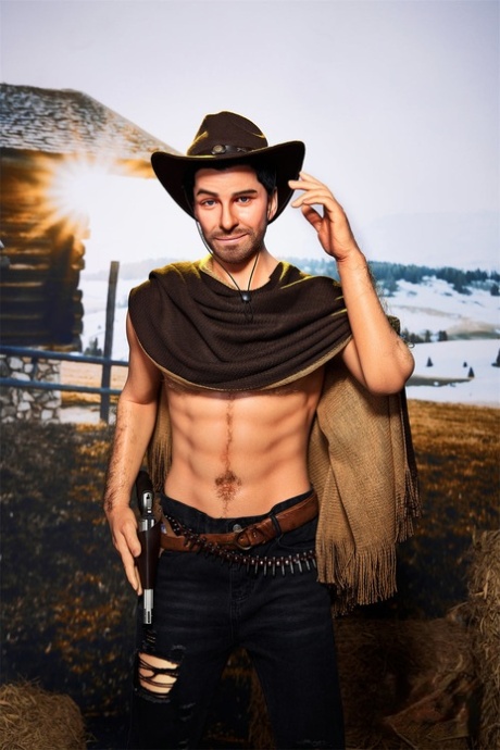 Heiße männliche Cowboy-Sexpuppe Allen stellt seine Muskeln und seinen großen Schwanz im Heu zur Schau