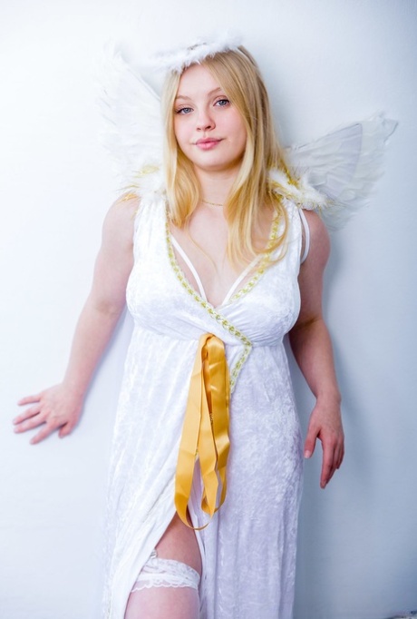 A adolescente loira com mamas grandes Kylie Shay fica com a rata cheia em lingerie de anjo
