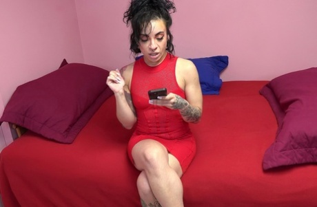 La MILF amateur tatuada Dacey Belle se masturba antes de ser follada en POV