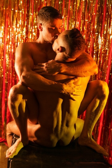 Muskulösa homosexuella män Milo & Skyy Knox njuter av lite doggystyle analsex