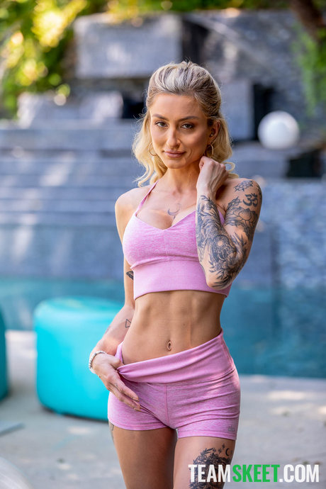 A adolescente tatuada Kathryn Mae lambe a rata antes de fazer sexo numa bola de fitness
