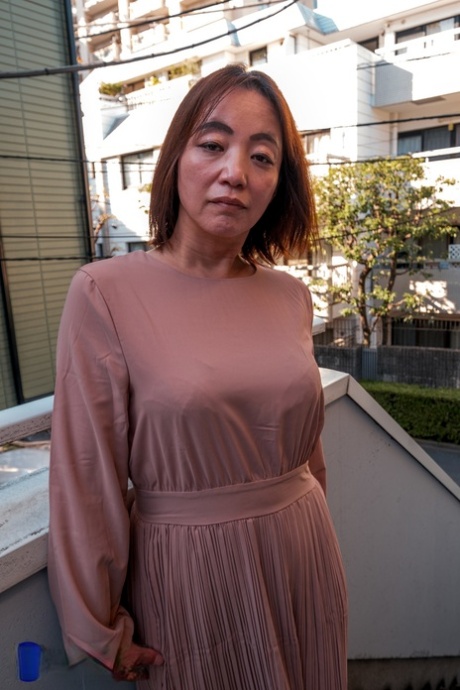 Slutty Japansk MILF Minayo strimler hendes kjole og leger med hendes bæver