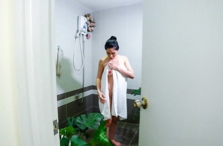Mycket het asiatisk amatör Vina Moon poserar naken innan hon rider en kuk i underkläder