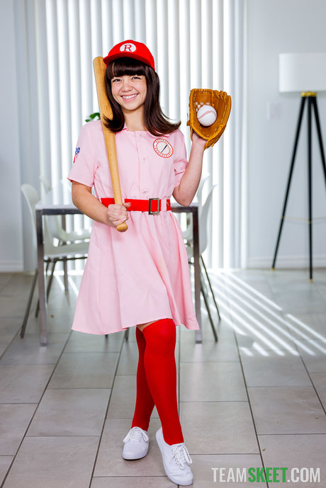 A pequena adolescente Mochi Mona, amante de basebol, seduz o seu colega de equipa e é fodida