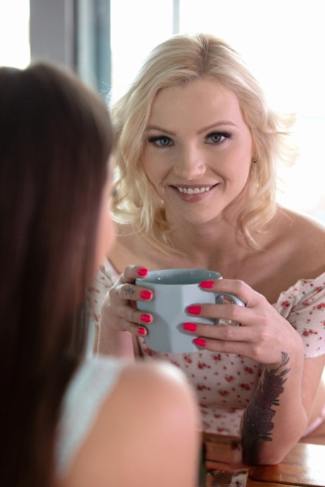 Atractivas lesbianas totalmente naturales desnudándose y follando en la cocina