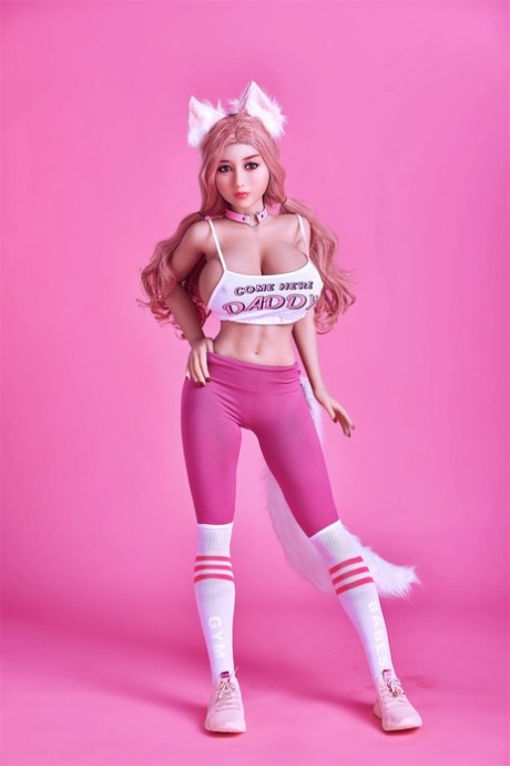 热粉红色头发的性爱娃娃卡米尔揭示了她的曲线和性感的脚在一个独奏