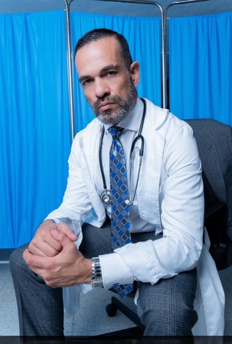 Homosexuella läkare Nicholas Bardem har en vild anal snabbis med sin patient