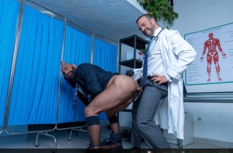 ゲイ医師ニコラスBardemは、野生の肛門quickieと彼の患者