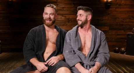Les gays musclés Johnny Ford et Brogan ont une relation sexuelle anale lors d'une session BDSM.